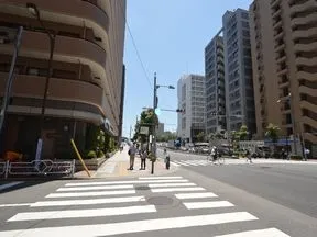晴海通りを南に直進します