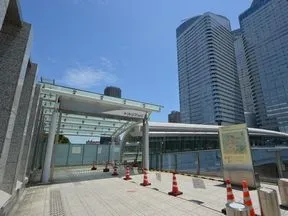 黎明橋の動く歩道に乗ります