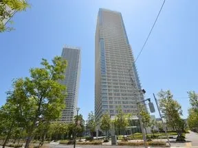 左折し直進するとマンションです