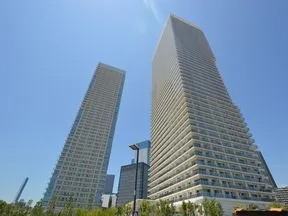 奥に見えるのはクロノタワー