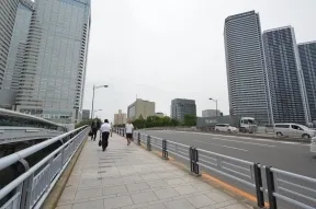 黎明橋を渡ります