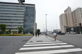交番前の交差点を渡ります