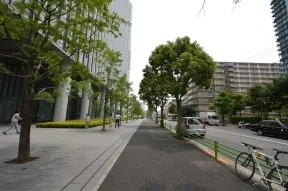一つ目の角を右折すると左手に見えてき<br>ます