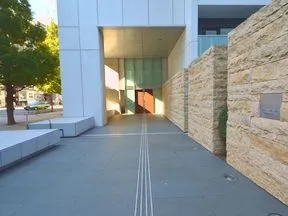 南側エントランスアプローチ