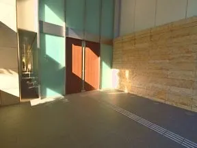 南側エントランス