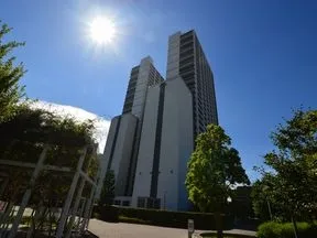北西から見た外観