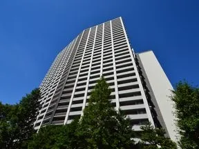 東から見た外観