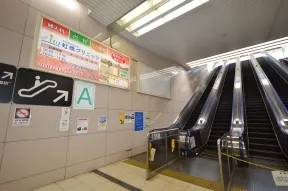 A出口エスカレーターを昇ります