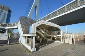 お台場海浜公園駅の遊歩道に入ります