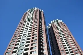 屋上の王冠デザインがトレードマーク