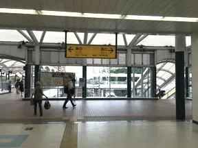 ＪＲ南武線｢鹿島田｣駅の改札を出て、<br>左手方向のペデストリアンデッキへ進み<br>ます