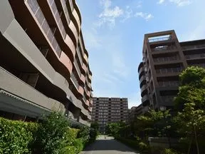 グランド・アベニューから見た２・３・７<br>番館