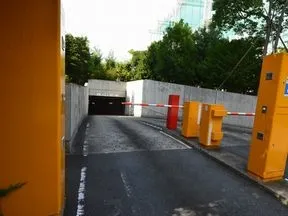地下駐車場入口