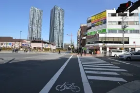 セブンイレブン前の信号を渡ります