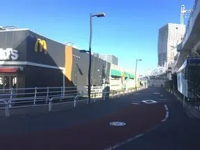 「南千住」駅をマクドナルドのある方向<br>に出て、線路沿いを７００mほど進みま<br>す