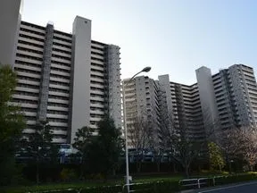 北東側から見たアーバンフォート(ブライ<br>トウイング・センターウイング・ディアウ<br>イング・エントリーウイング)