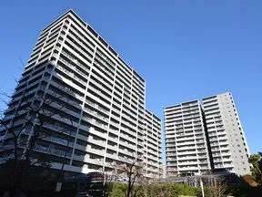 南西側から見たパークアンドパークス(ア<br>クアコート・ブリーズコート・センターコ<br>ート・デライトコート)