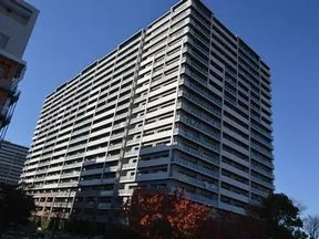 南東側から見たパークアンドパークス(ア<br>ースコート)