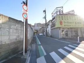 三つ目の信号を左に曲がります。