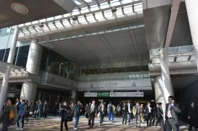 品川駅港南口を出たら正面の通りをまっ<br>すぐ進みます。