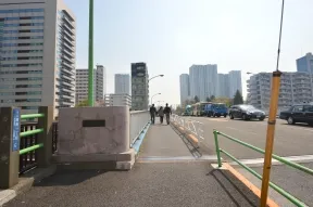 みたてばしを渡り、海岸通りに突き当た<br>ったら信号を渡った後に左に曲がります<br>。