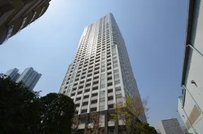 東側からの外観
