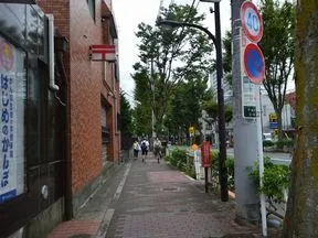 郵便局を左手に、まっすぐ進みます。