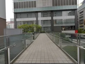 スカイエントランスへのペデストリアンデ<br>ッキ