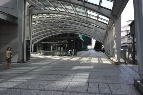 汐留住友ビルを左手にこの道を真っ直ぐ<br>進みます
