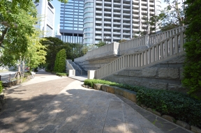 都営大江戸線「汐留」駅10番出口から<br>進むと見えてきます。階段を上るとエン<br>トランスです
