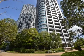 ライトウィング南西側から望む東京ツイン<br>パークス