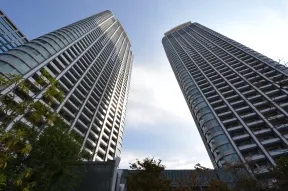 エントランスホールより見上げた東京ツイ<br>ンパークス
