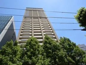 西側からの外観
