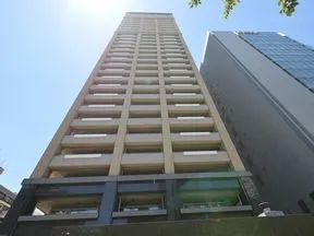 東側からの外観
