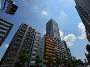 靖国通りからみた物件