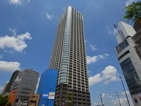 南東から見た外観
