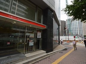 東京メトロ銀座線「虎ノ門」駅1番出口<br>を出たら、三菱UFJ銀行の角を左折し<br>ます