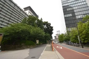 ホテルオークラ別館に突き当たったとこ<br>ろで右折します