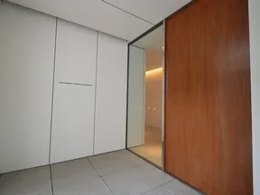 シンプルモダンな木目調のドア