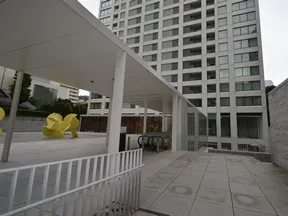 オフィス棟からのアプローチ