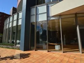 ガラス張りのエントランスホール