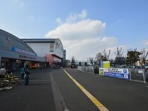 「東大和市」駅を出て、「BIG　BO<br>X東大和」を左手に見ながら直進します