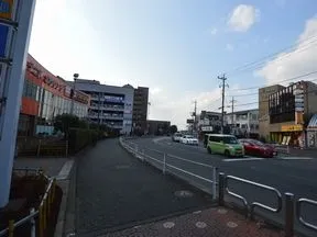 突き当たりを左折します