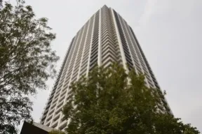 南東から