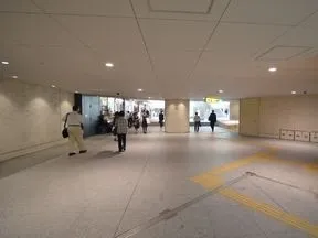 改札を右折し、御茶ノ水ソラシティ内へ