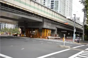 港南小前交差点を右折します。