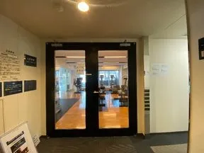 筋力系とエアロ系の本格的機器や血圧計も設置されたトレーニングジム（アクアタワー3階）