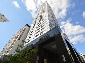 伏見町3丁目交差点を左折し進むと、淀<br>屋橋アップルタワーレジデンスに至りま<br>す。