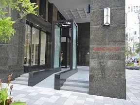 南側から見たエントランス