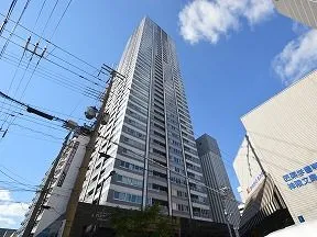 東側道路からの外観